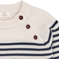 Het is altijd fijn om een mooie trui in huis te hebben dat je zowel uit de kast kan trekken voor alledaagse outfits, als voor bijzondere gelegenheden. Deze merino classic gestreepte trui in de kleur cream/navy van het merk Copenhagen Colors is een prachtige basic met eyecatching details. VanZus