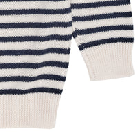 Het is altijd fijn om een mooie trui in huis te hebben dat je zowel uit de kast kan trekken voor alledaagse outfits, als voor bijzondere gelegenheden. Deze merino classic gestreepte trui in de kleur cream/navy van het merk Copenhagen Colors is een prachtige basic met eyecatching details. VanZus