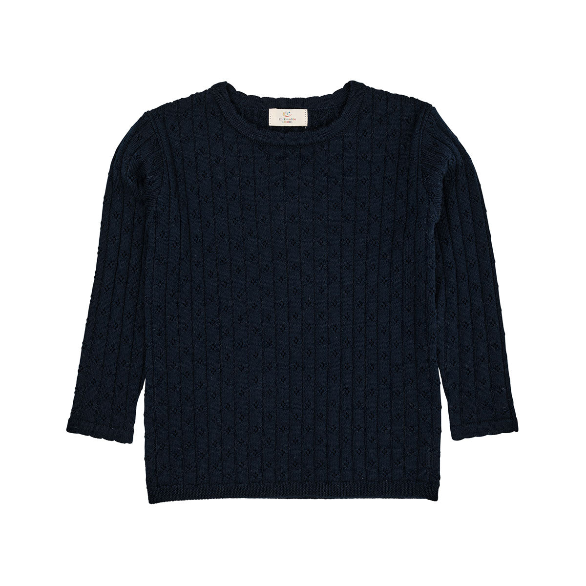 Het is altijd fijn om een mooi blousje is huis te hebben dat je zowel uit de kast kan trekken voor alledaagse outfits, als voor feestelijke gelegenheden. Dit merino classic pointelle truitje in de kleur navy van het merk Copenhagen Colors is een prachtige basic met eyecatching details. VanZus