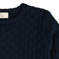 Het is altijd fijn om een mooi blousje is huis te hebben dat je zowel uit de kast kan trekken voor alledaagse outfits, als voor feestelijke gelegenheden. Dit merino classic pointelle truitje in de kleur navy van het merk Copenhagen Colors is een prachtige basic met eyecatching details. VanZus