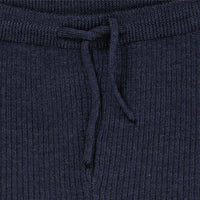 Deze heerlijke zachte merino classic rib legging met trekkoordje in de kleur navy voelt voor je kleintje als een tweede huid, zo zacht voelt deze legging aan. De legging heeft een mooie donkerblauwe kleur en is de ideale basic om comfortabele en stijlvolle outfits mee samen te stellen. VanZus