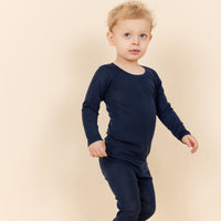 Deze heerlijke zachte merino classic rib legging met trekkoordje in de kleur navy voelt voor je kleintje als een tweede huid, zo zacht voelt deze legging aan. De legging heeft een mooie donkerblauwe kleur en is de ideale basic om comfortabele en stijlvolle outfits mee samen te stellen. VanZus