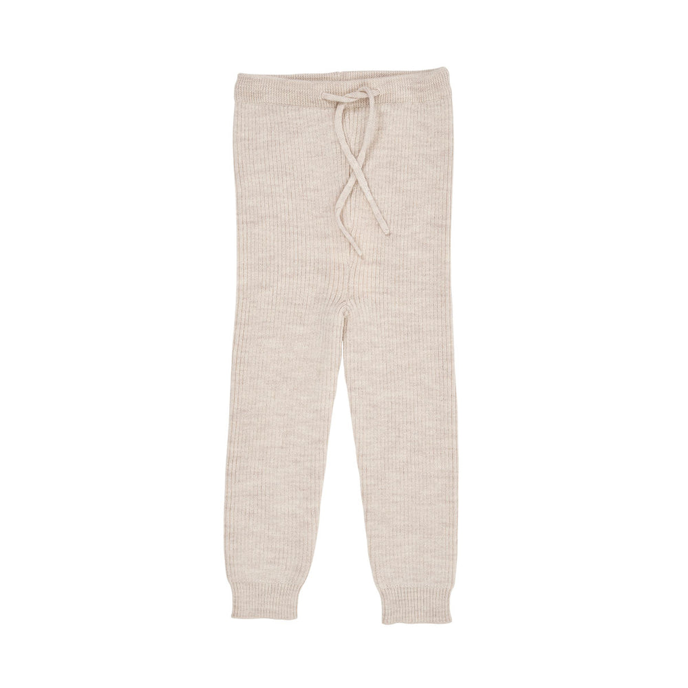 Deze heerlijke zachte merino classic rib legging met trekkoordje in de kleur pale cream melange voelt voor je kleintje als een tweede huid, zo zacht voelt deze legging aan. De legging heeft een mooie beige kleur en is de ideale basic om comfortabele en stijlvolle outfits mee samen te stellen. VanZus