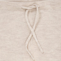 Deze heerlijke zachte merino classic rib legging met trekkoordje in de kleur pale cream melange voelt voor je kleintje als een tweede huid, zo zacht voelt deze legging aan. De legging heeft een mooie beige kleur en is de ideale basic om comfortabele en stijlvolle outfits mee samen te stellen. VanZus