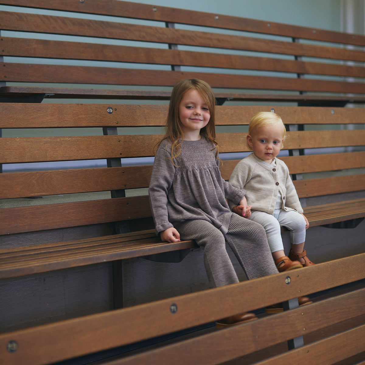 Houd je kindje lekker warm met dit merino gebreide vest in de kleur pale cream melange van het merk Copenhagen Colors. Dit prachtige vestje is gemaakt van 100% merinowol. Je voelt dat het vestje gemaakt is van hoge kwaliteit materialen. VanZus