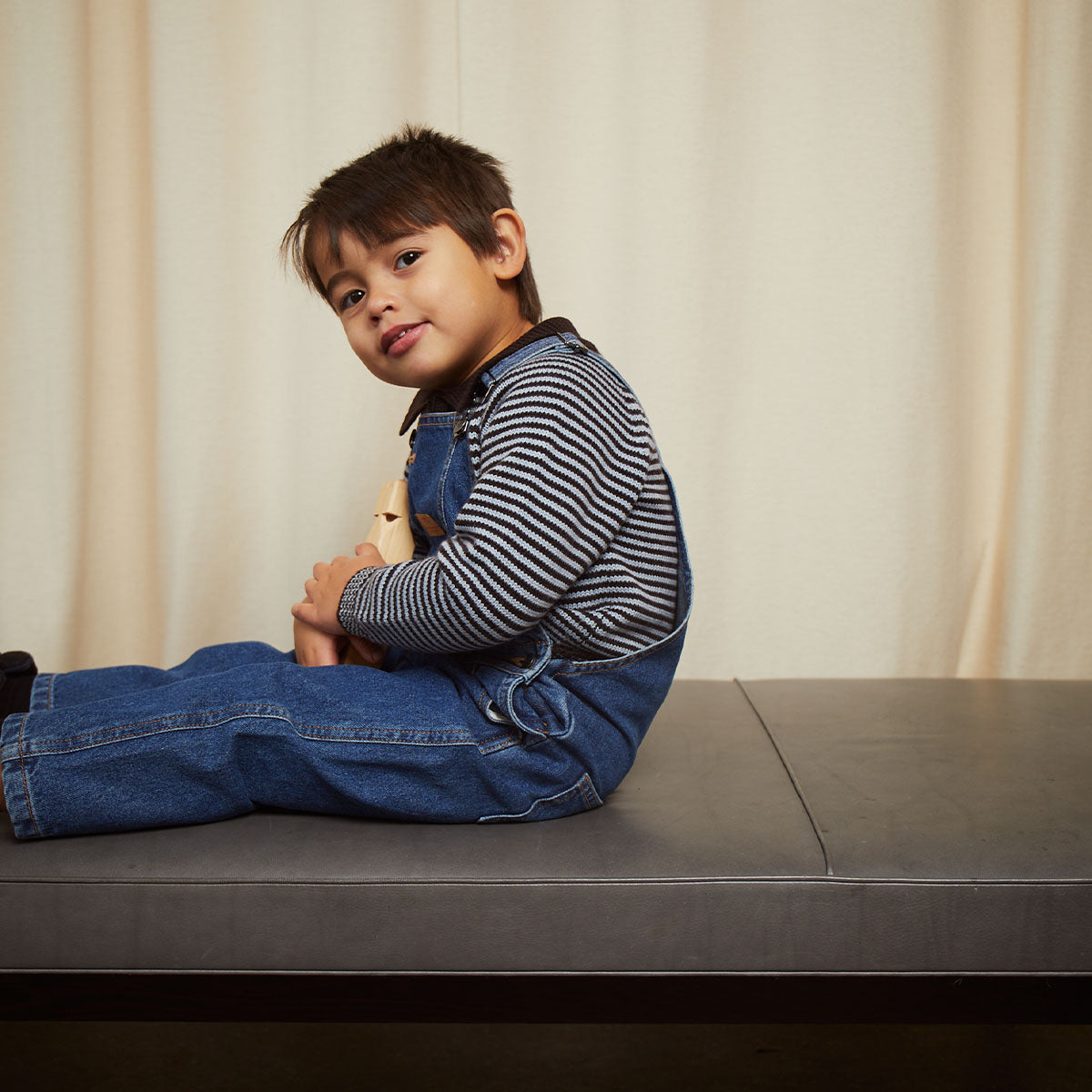 Een comfortabel en zacht truitje dat ook nog eens perfect geschikt is voor zowel casual als speciale gelegenheden? Dat is deze merino gestreepte trui met kraag in de kleur dark brown/dusty blue stripes van het merk Copenhagen Colors! VanZus