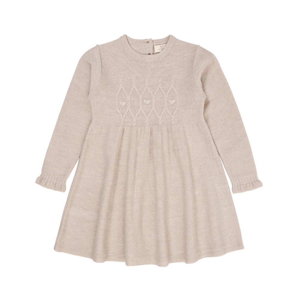 Een super schattig jurkje dat ook nog eens heerlijk warm is en comfortabel zit? Dat is deze merino kabelgebreide jurk hearts in de kleur pale cream melange van het merk Copenhagen Colors absoluut! Deze geweldige jurk tovert jouw kleintje om in een echt hartendiefje. VanZus