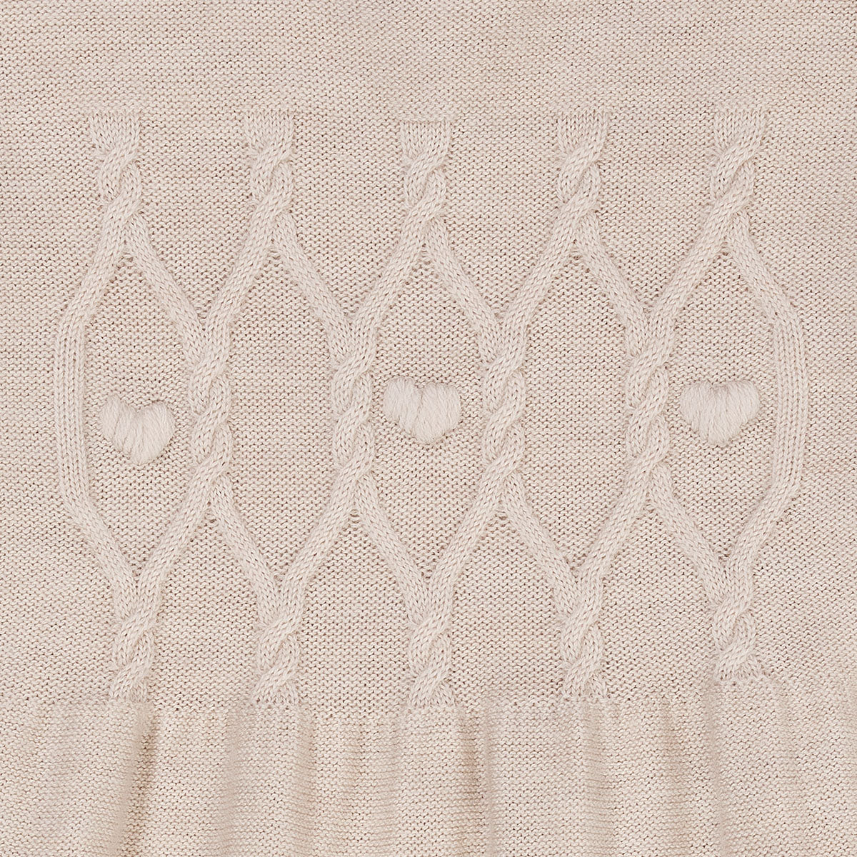 Een super schattig jurkje dat ook nog eens heerlijk warm is en comfortabel zit? Dat is deze merino kabelgebreide jurk hearts in de kleur pale cream melange van het merk Copenhagen Colors absoluut! Deze geweldige jurk tovert jouw kleintje om in een echt hartendiefje. VanZus