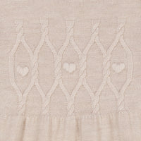 Een super schattig jurkje dat ook nog eens heerlijk warm is en comfortabel zit? Dat is deze merino kabelgebreide jurk hearts in de kleur pale cream melange van het merk Copenhagen Colors absoluut! Deze geweldige jurk tovert jouw kleintje om in een echt hartendiefje. VanZus