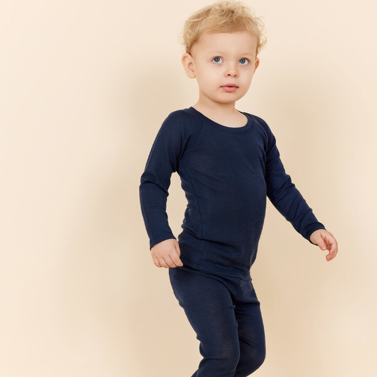 Deze heerlijke zachte merino licht gebreide legging in de kleur navy voelt voor je kleintje als een tweede huid, zo zacht voelt deze legging aan. De legging heeft een mooie donkerblauwe kleur en is de ideale basic om comfortabele en stijlvolle outfits mee samen te stellen. VanZus