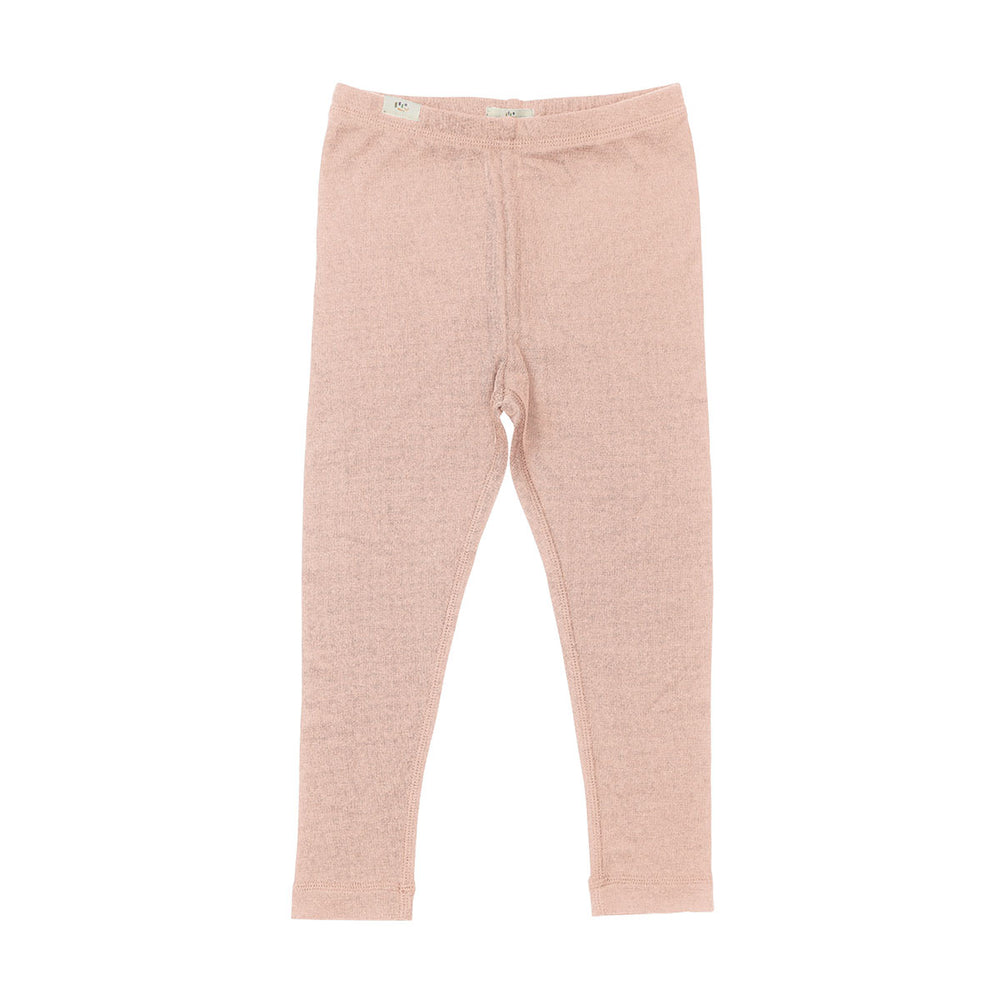 Deze heerlijke zachte merino licht gebreide legging in de kleur old rose voelt voor je kleintje als een tweede huid, zo zacht voelt deze legging aan. De legging heeft een mooie roze kleur en is de ideale basic om comfortabele en stijlvolle outfits mee samen te stellen. VanZus