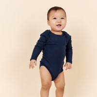 Deze merino licht gebreide romper in de kleur navy van het merk Copenhagen Colors is de ideale romper voor jouw kleine spruit. Deze romper is ontzettend zacht. De romper is namelijk gemaakt van 100% merinowol. VanZus