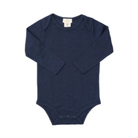 Deze merino licht gebreide romper in de kleur navy van het merk Copenhagen Colors is de ideale romper voor jouw kleine spruit. Deze romper is ontzettend zacht. De romper is namelijk gemaakt van 100% merinowol. VanZus