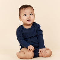 Deze merino licht gebreide romper in de kleur navy van het merk Copenhagen Colors is de ideale romper voor jouw kleine spruit. Deze romper is ontzettend zacht. De romper is namelijk gemaakt van 100% merinowol. VanZus