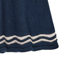 Dit schattige merino licht gebreide tennisrokje in de kleur navy/cream van het merk Copenhagen Colors is een echte eyecatcher! Niet alleen zit dit rokje super comfortabel en is hij lekker warm, hij ziet er ook te schattig uit! VanZus