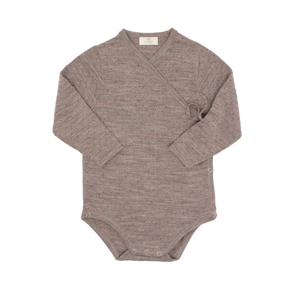 Deze merino overslagromper in de kleur natural melange van het merk Copenhagen Colors is de ideale romper voor jouw kleine spruit. Deze romper is ontzettend zacht. De romper is namelijk gemaakt van 100% merinowol.  VanZus