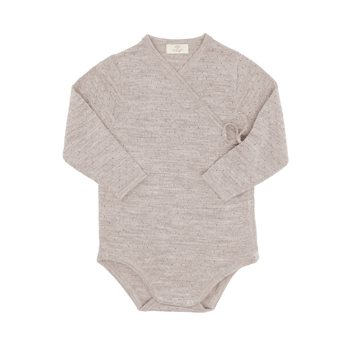 Deze merino overslagromper in de kleur pale cream melange van het merk Copenhagen Colors is de ideale romper voor jouw kleine spruit. Deze romper is ontzettend zacht. De romper is namelijk gemaakt van 100% merinowol. VanZus