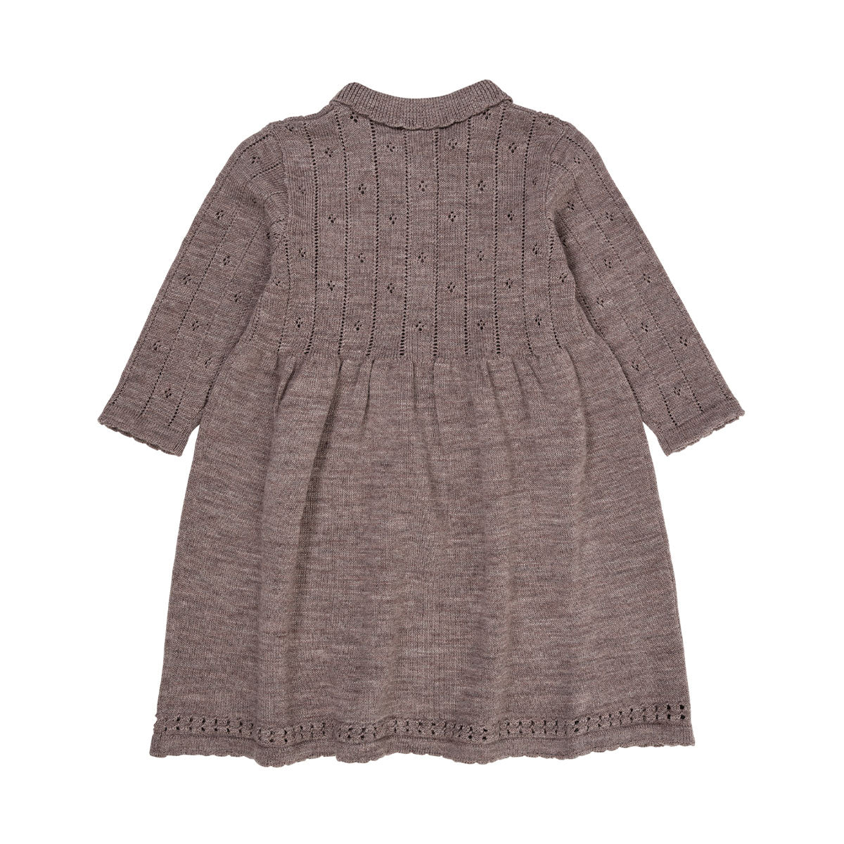 Een superschattig jurkje dat ook nog eens heerlijk warm is en comfortabel zit? Dat is deze merino pointelle jurk met kraag in de kleur natural melange van het merk Copenhagen Colors absoluut! Deze geweldige jurk is geschikt voor verschillende gelegenheden en zal je kindje heel lief staan. VanZus