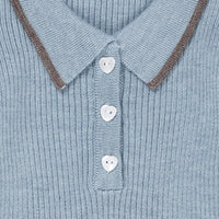 Een superschattig jurkje dat ook nog eens heerlijk warm is en comfortabel zit? Dat is deze merino polo jurk in de kleur dusty blue/natural melange van het merk Copenhagen Colors absoluut! Deze geweldige jurk is geschikt voor verschillende gelegenheden en zal je kindje heel lief staan. VanZus