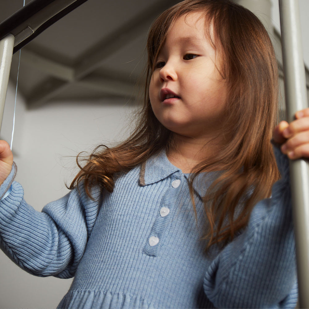 Een superschattig jurkje dat ook nog eens heerlijk warm is en comfortabel zit? Dat is deze merino polo jurk in de kleur dusty blue/natural melange van het merk Copenhagen Colors absoluut! Deze geweldige jurk is geschikt voor verschillende gelegenheden en zal je kindje heel lief staan. VanZus