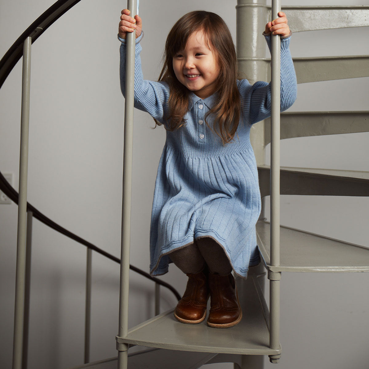 Een superschattig jurkje dat ook nog eens heerlijk warm is en comfortabel zit? Dat is deze merino polo jurk in de kleur dusty blue/natural melange van het merk Copenhagen Colors absoluut! Deze geweldige jurk is geschikt voor verschillende gelegenheden en zal je kindje heel lief staan. VanZus