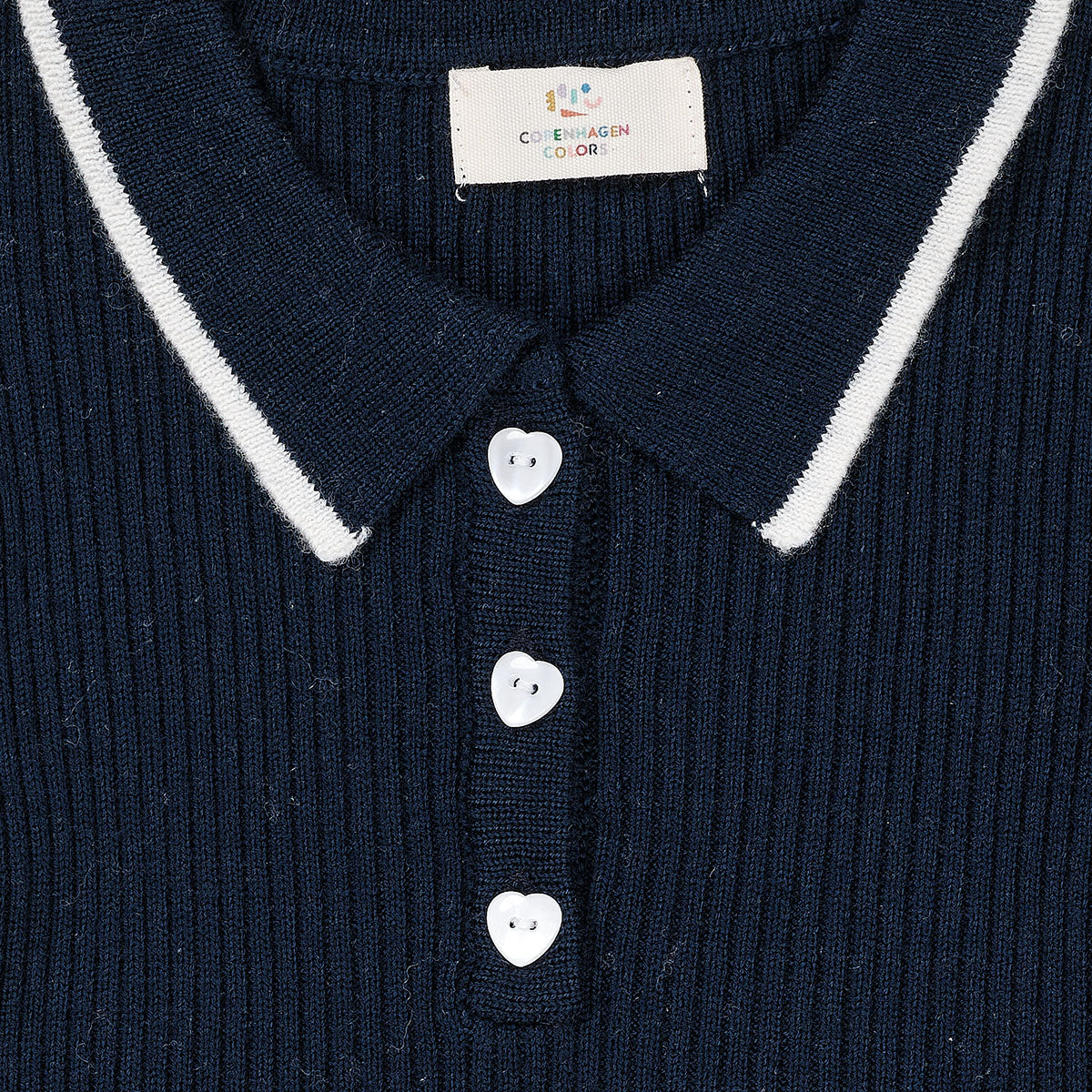 Een superschattig jurkje dat ook nog eens heerlijk warm is en comfortabel zit? Dat is deze merino polo jurk in de kleur navy/cream van het merk Copenhagen Colors absoluut! Deze geweldige jurk is geschikt voor verschillende gelegenheden en zal je kindje heel lief staan. VanZus