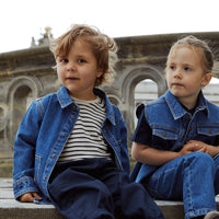 Een spijkerjasje is altijd fijn om te hebben. Dat geldt zeker voor dit organic spijkerjasje in de kleur indigo blue washed van het merk Copenhagen Colors. Dit jasje is gemaakt van een flexibele spijkerstof, waardoor je kindje alle bewegingsvrijheid heeft. VanZus