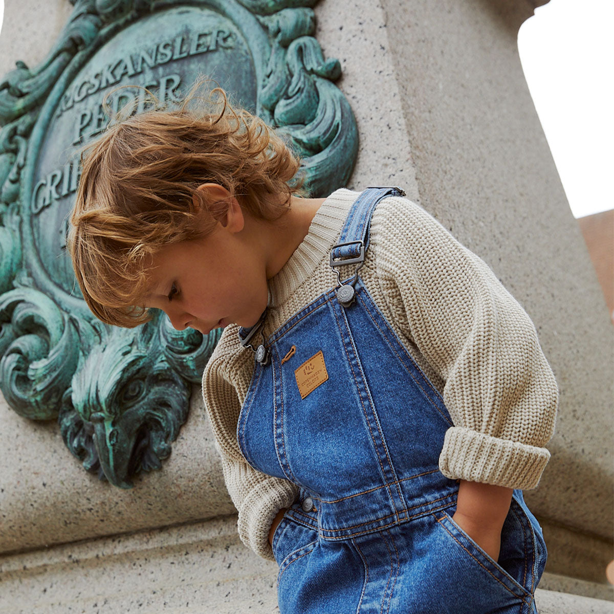 Ben je op zoek naar een hip kledingitem voor je kind? Wat dacht je van deze organic tuinbroek in de kleur dark indigo washed van het merk Copenhagen Colors? Deze tuinbroek is ontzettend flexibel, waardoor je kind alle bewegingsvrijheid heeft. Ook ziet deze tuinbroek er superlief uit. VanZus