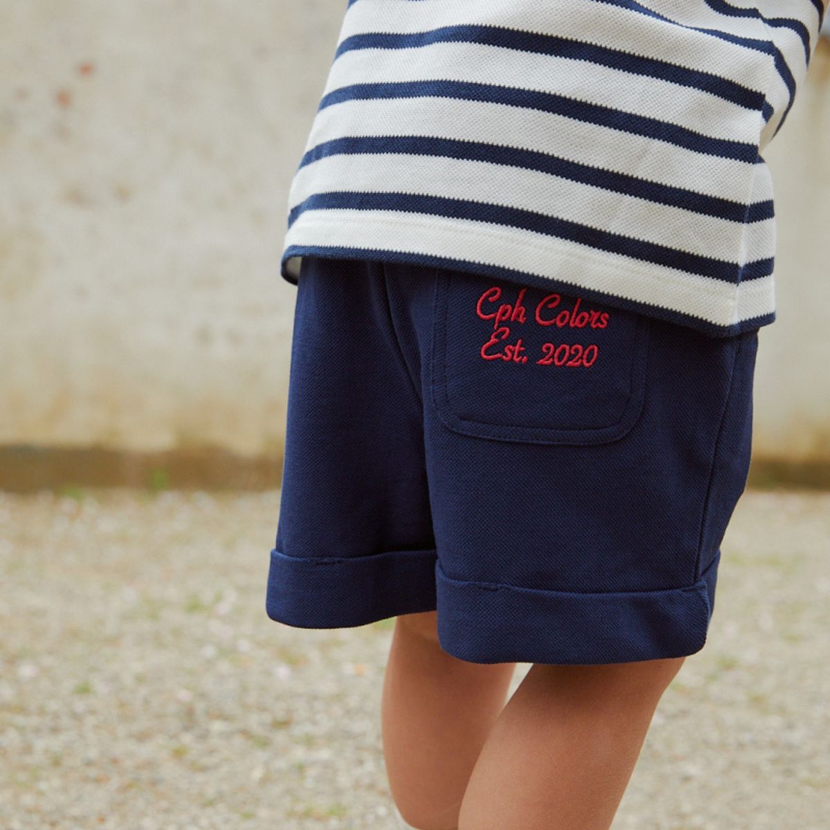 Het Copenhagen Colors pique stripe poloshirt in de kleur navy stripe is een mooie klassieke en tijdloze polo. Het shirt heeft niet alleen een mooie look maar hij zit ook erg lekker. VanZus.