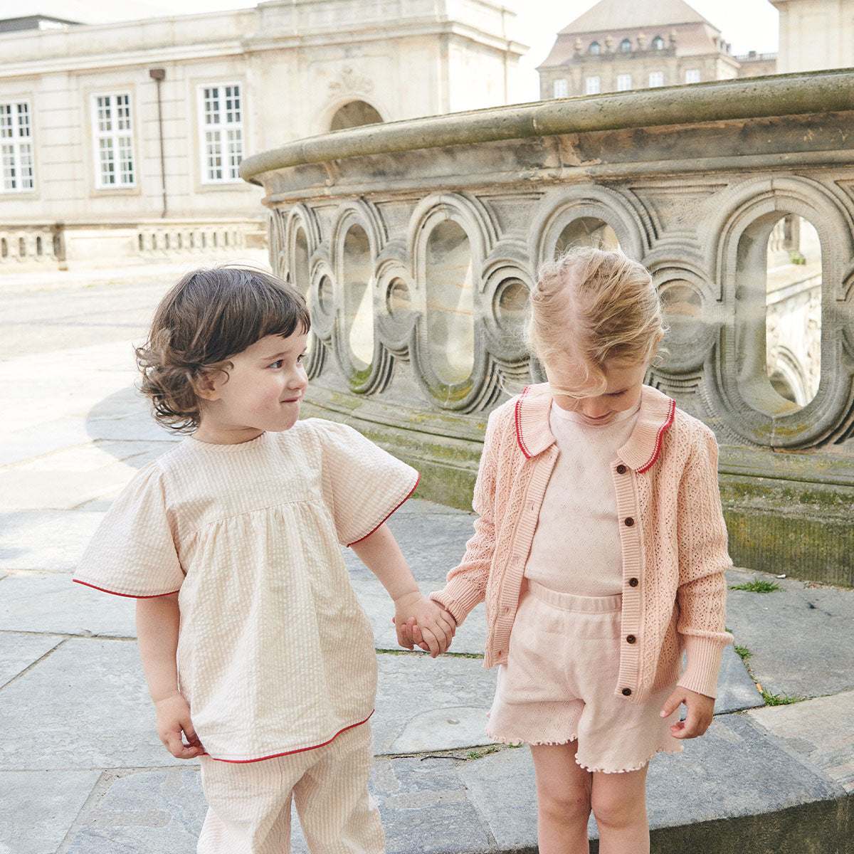 Een musthave: het pointelle heart korte broekje in kleur dusty rose van Copenhagen Colors. Een zachte stof met subtiel hartjes motief, elastieken band en golvend pijpje. Ook in andere kleuren en diverse maten. VanZus