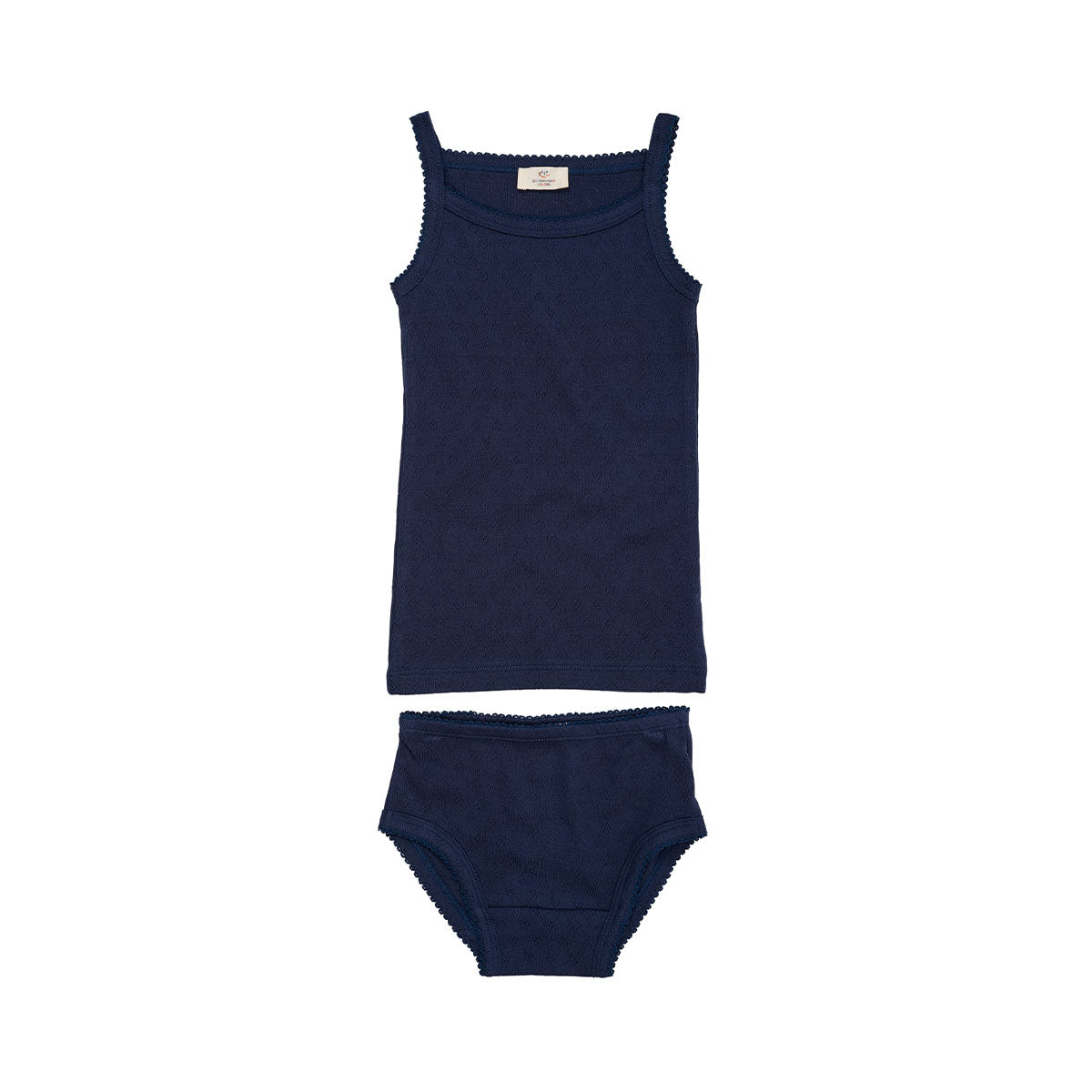 Comfortabel en schattig. Dat is deze pointelle ondergoedset in de kleur navy van het merk Copenhagen Colors. Deze ondergoedset ziet er onwijs leuk uit en zal ook zeker in de smaak vallen bij jouw kleintje. De ondergoedset zit namelijk heel lekker. Ideaal om in te slapen of als onderkleding bij elke outfit. VanZus