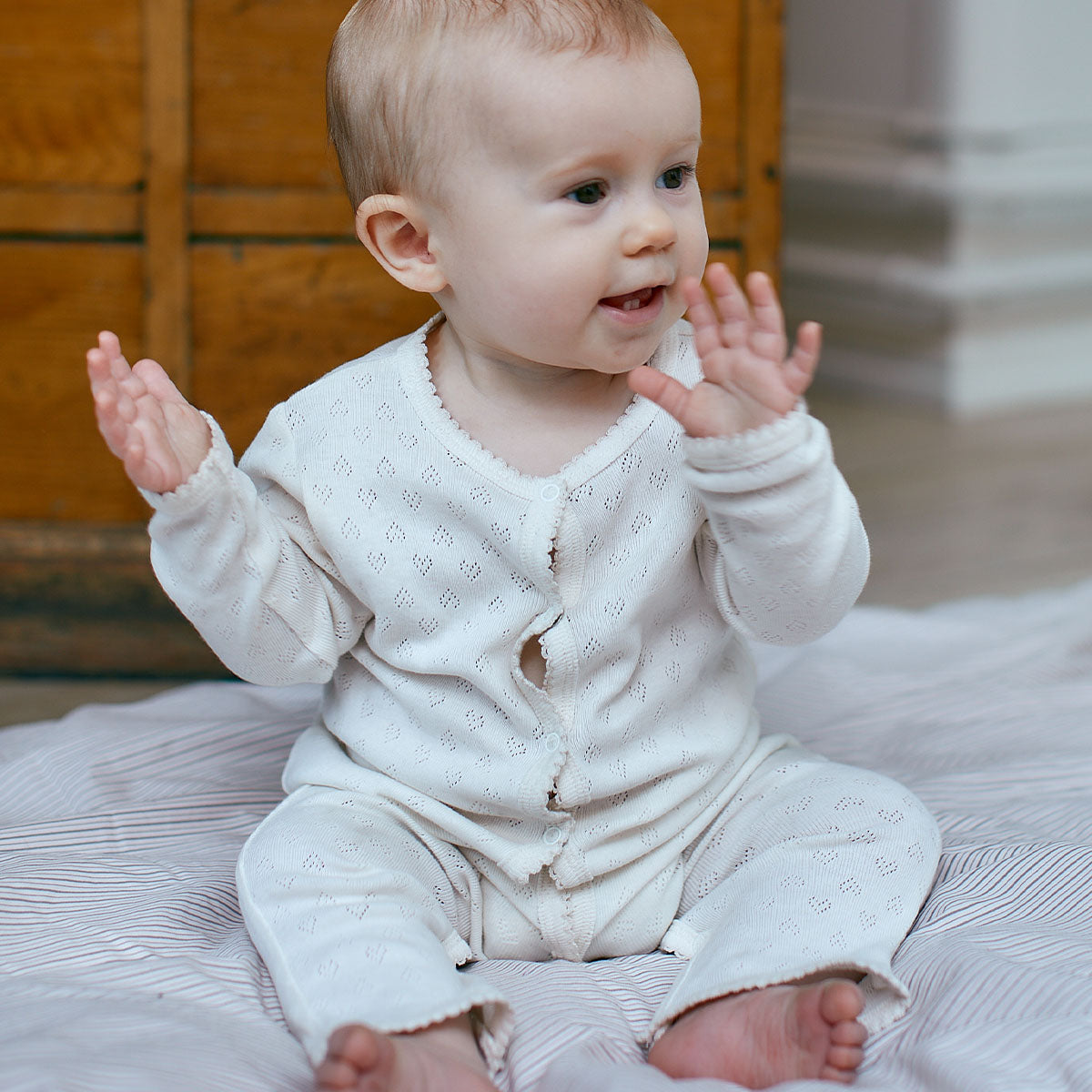 Hip én functioneel: de onesie pointelle heart in de kleur cream van Copenhagen Colors. Zachte stof, subtiel hartjes motief en handige drukknoopjes. Combineer met andere items. In verschillende kleuren en maten. VanZus