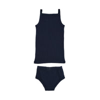 Comfortabel en schattig. Dat is deze pointelle junior ondergoedset in de kleur navy van het merk Copenhagen Colors. Deze ondergoedset ziet er onwijs leuk uit en zal ook zeker in de smaak vallen bij jouw kleintje. VanZus