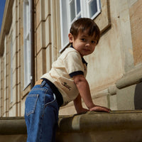 De Copenhagen Colors polo in de kleur cream/navy comb is een super mooie polo voor je kindje, perfect voor warme zomerdagen. De polo is gemaakt van biologisch katoen en ziet er heel tof uit. VanZus.