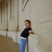 De Copenhagen Colors polo in de kleur navy/cream comb is een super mooie polo voor je kindje, perfect voor warme zomerdagen. De polo is gemaakt van biologisch katoen en ziet er heel tof uit. VanZus.