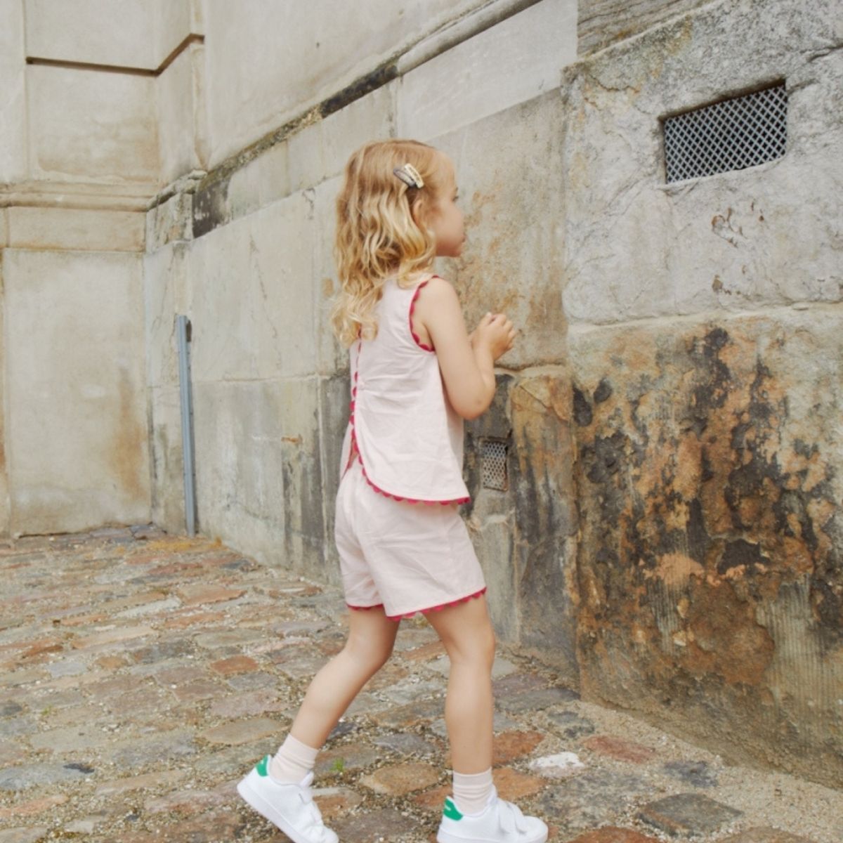 Het Copenhagen Colors poplin deco summer setje in de kleur dusty rose comb is een super leuk kledingsetje voor de zomer! Het setje bestaat uit een korte broek en een topje. VanZus.