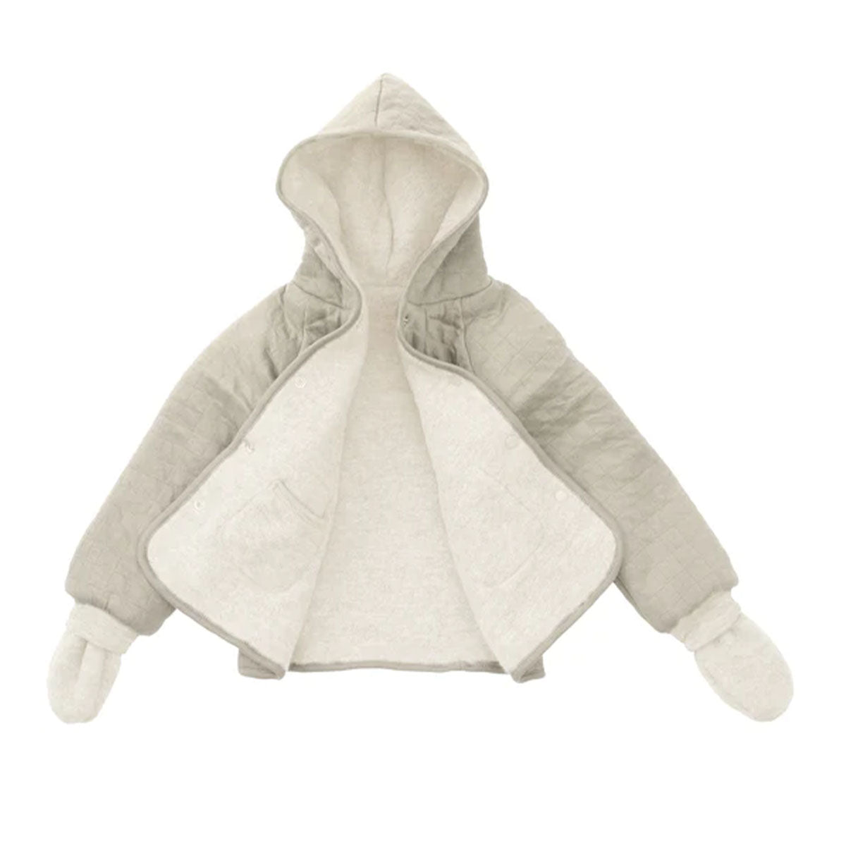 Multifunctioneel: De quilted reversible jas met capuchon van Copenhagen Colors in de kleur nougat. Zandkleurige gewatteerde stof en zachte merinowol. Geschikt voor kinderen met eczeem. Inclusief wanten. VanZus