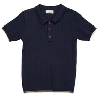 De Copenhagen Colors rib knit polo in de kleur navy/cream comb is een super mooie polo voor de warme, zonnige dagen. De polo is tijdloos en heeft een mooie donkerblauwe kleur met contrasterende witte randjes. VanZus.