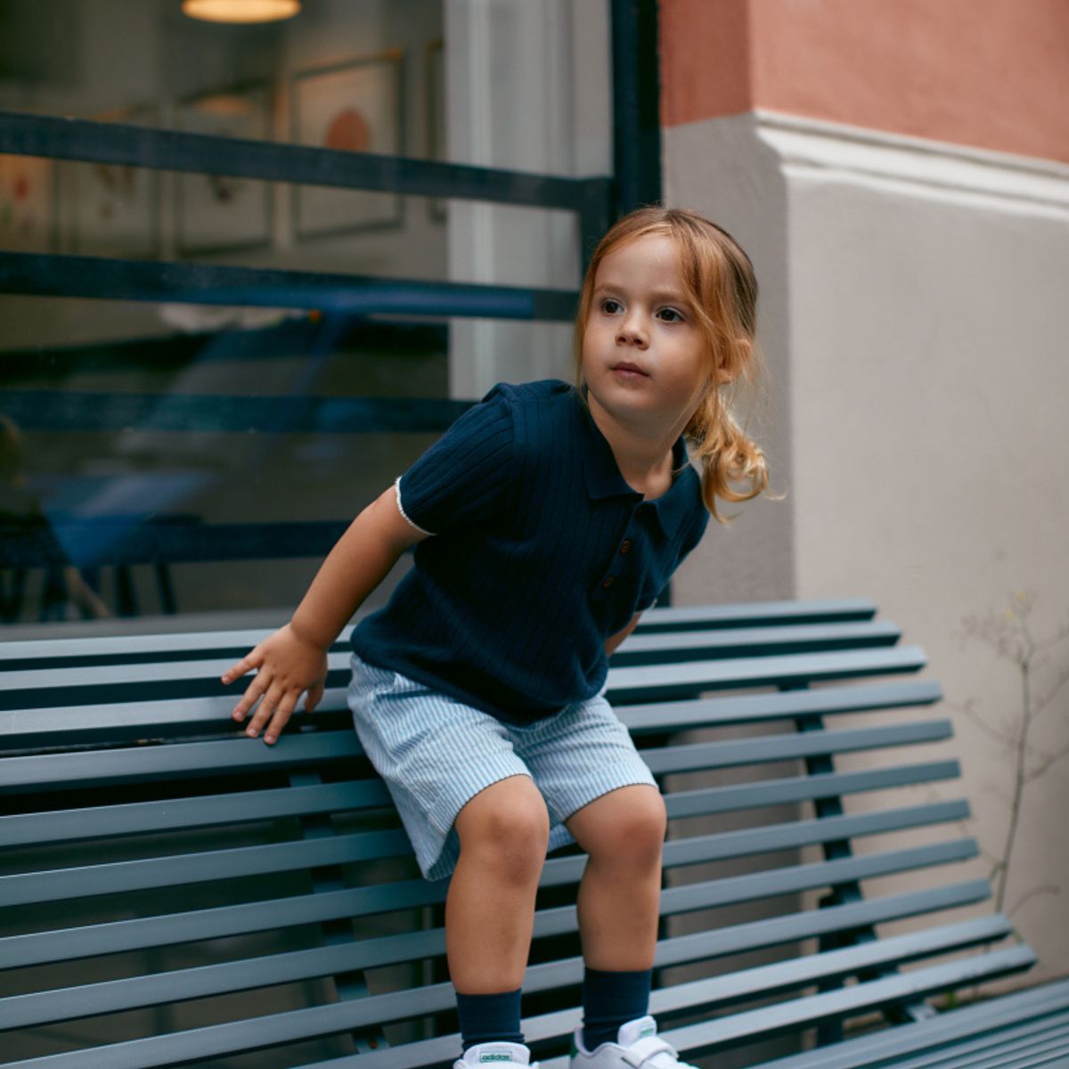 De Copenhagen Colors rib knit polo in de kleur navy/cream comb is een super mooie polo voor de warme, zonnige dagen. De polo is tijdloos en heeft een mooie donkerblauwe kleur met contrasterende witte randjes. VanZus.