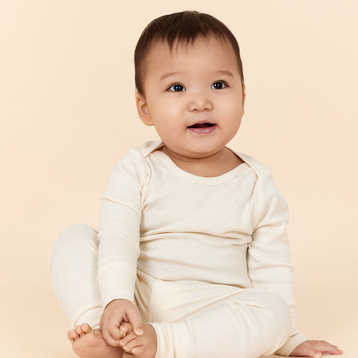 Deze romper in de kleur cream melange van het merk Copenhagen Colors is de ideale romper voor jouw kleine spruit. Deze romper is ontzettend zacht. Het rompertje is namelijk gemaakt van 100% organisch katoen. VanZus