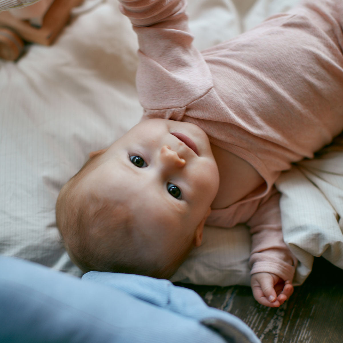 Deze romper in de kleur old rose melange van het merk Copenhagen Colors is de ideale romper voor jouw kleine spruit. Deze roze romper is ontzettend zacht. Het rompertje is namelijk gemaakt van 100% organisch katoen. VanZus