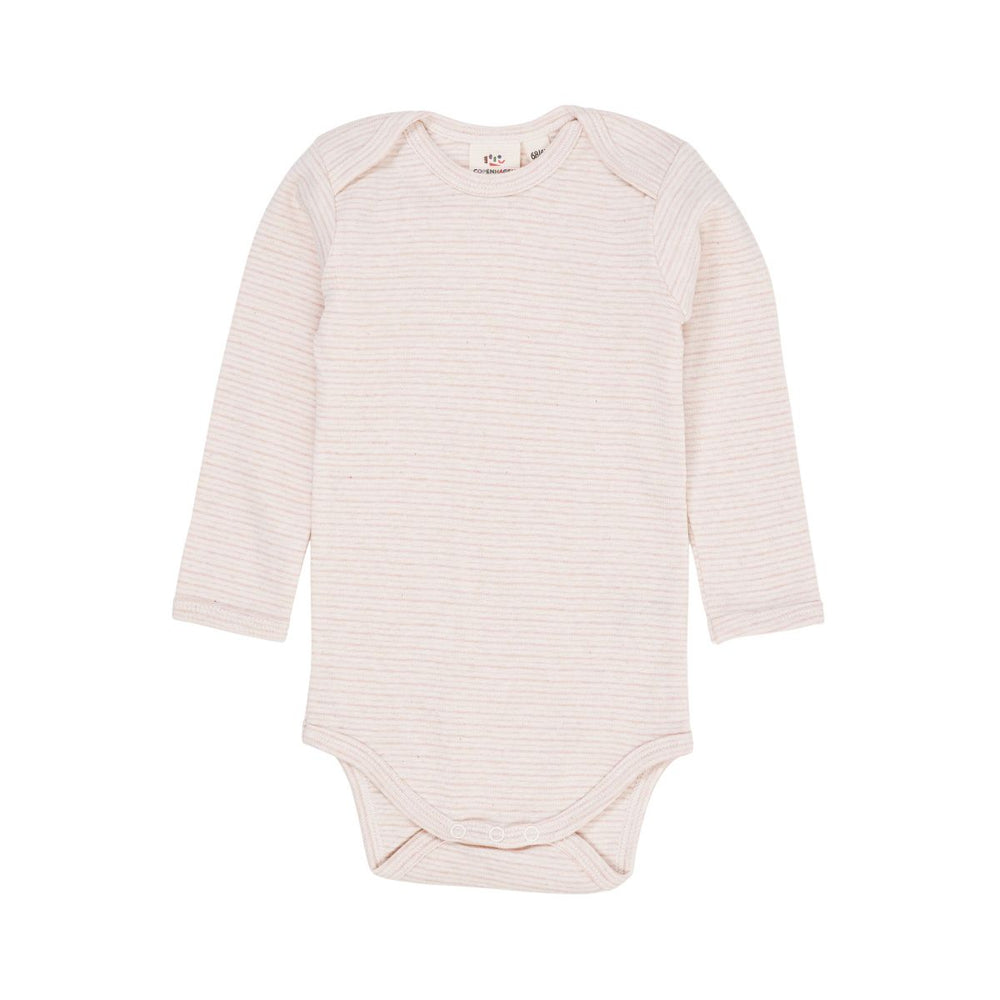 Het Copenhagen Colors rompertje in de kleur beige stripe is een echte musthave voor je kindje. Baby’s dragen altijd een rompertje onder hun kleding. Dit extra laagje houdt je kleine lekker warm. VanZus.