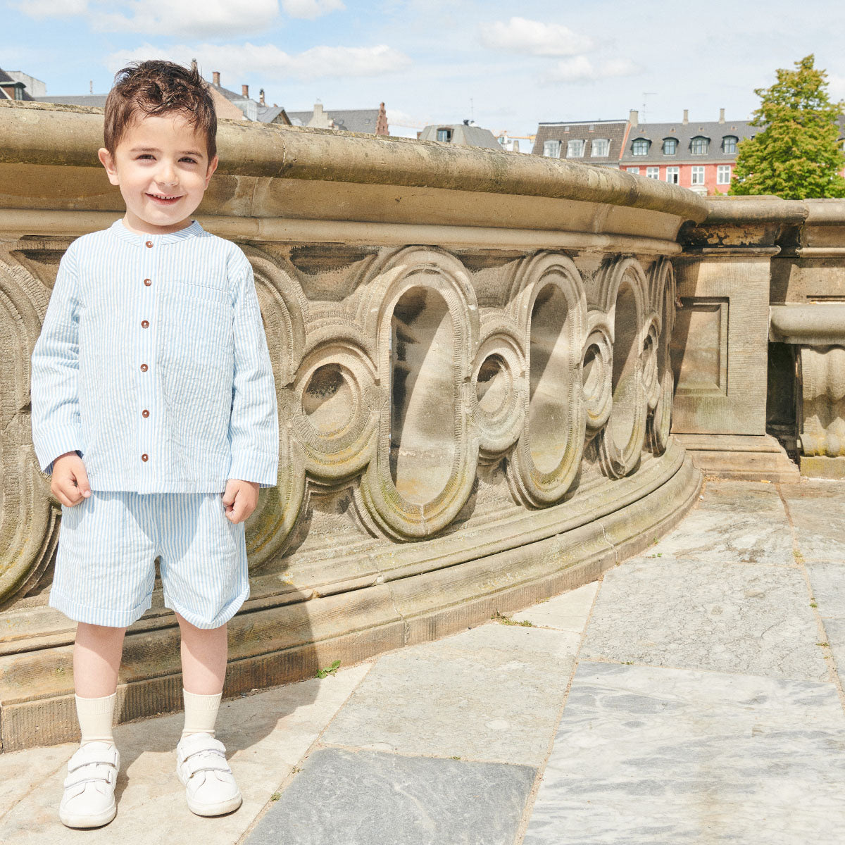 Hip, luxe en comfortabel: de seersucker blouse sky blue/cream stripe van Copenhagen Colors. Het overhemd is blauw met witte strepen en handige knoopjes. Maten 80 t/m 128. VanZus