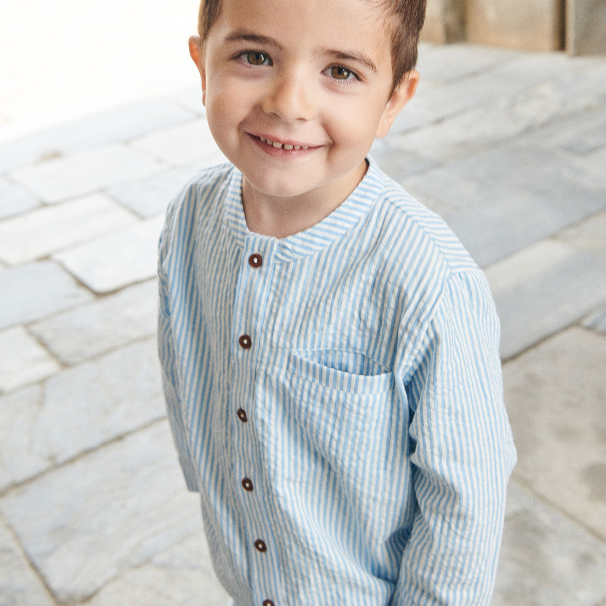 Hip, luxe en comfortabel: de seersucker blouse sky blue/cream stripe van Copenhagen Colors. Het overhemd is blauw met witte strepen en handige knoopjes. Maten 80 t/m 128. VanZus