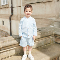 Hip, luxe en comfortabel: de seersucker blouse sky blue/cream stripe van Copenhagen Colors. Het overhemd is blauw met witte strepen en handige knoopjes. Maten 80 t/m 128. VanZus