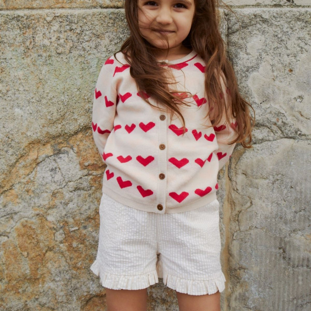 De Copenhagen Colors seersucker girly short in de kleur dusty rose cream stripe is een super leuke korte broek voor lieve meiden. Het model is lekker luchtig en dit maakt hem perfect voor zomerse dagen. VanZus.