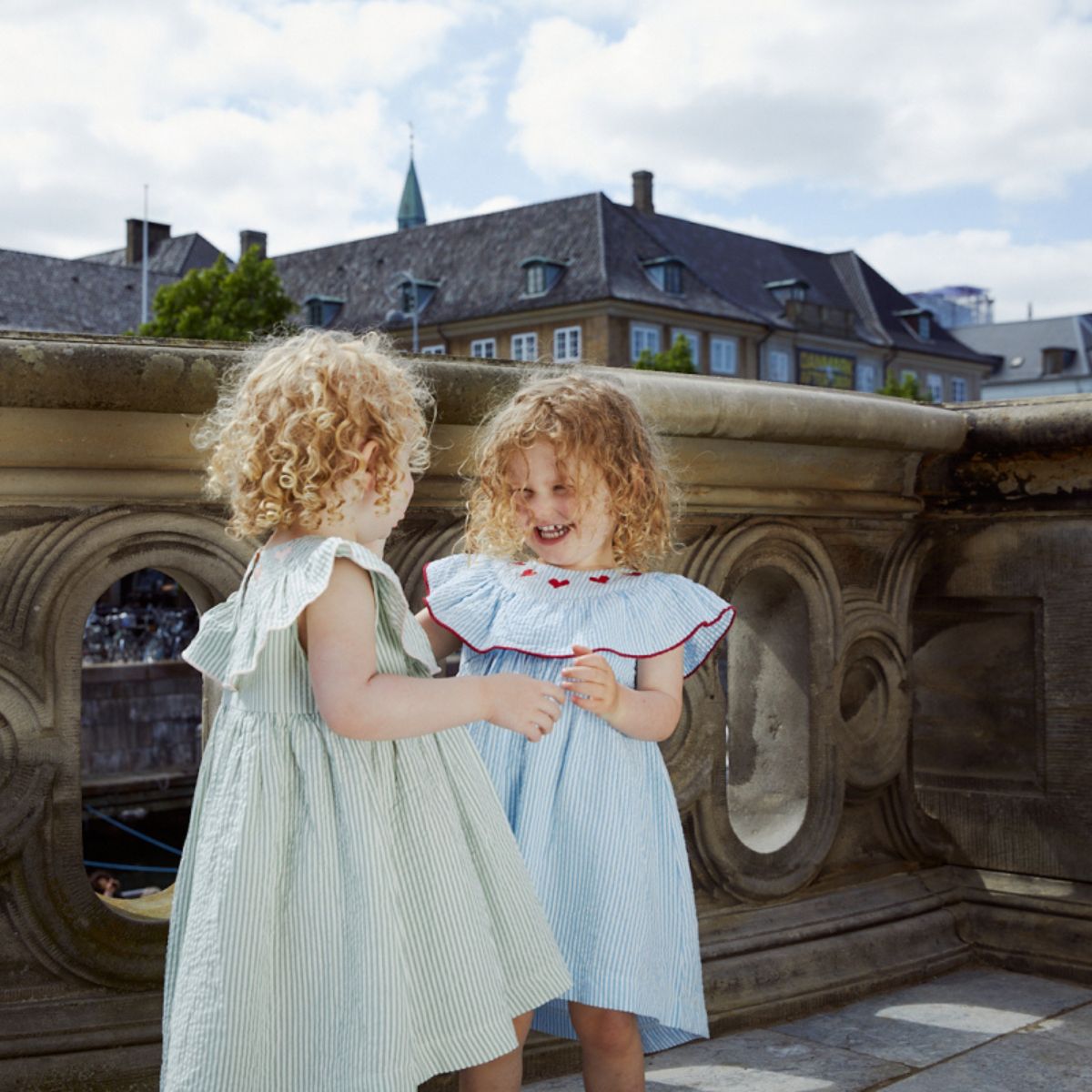 De Copenhagen Colors seersucker jurk heart in de kleur sky blue cream stripe berry is een super zoet jurkje, perfect voor de zomer. Wat dit jurkje zo bijzonder maakt is de prachtige grote kraag. VanZus.