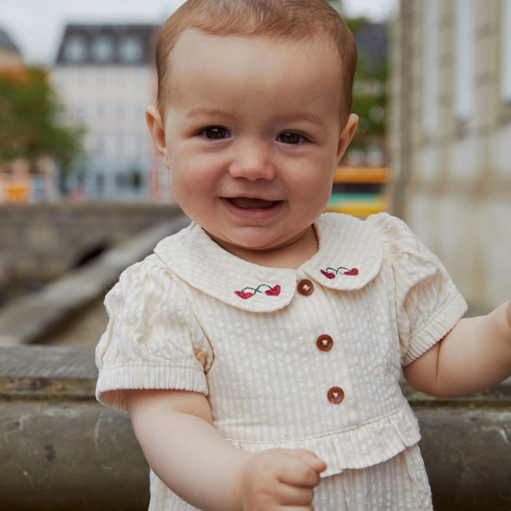 Het Copenhagen Colors seersucker rompertje in de kleur dusty rose cream stripe berry is misschien wel het meest schattige babypakje dat jij ooit hebt gezien. In dit pakje steelt jouw kleintje alle harten! VanZus.