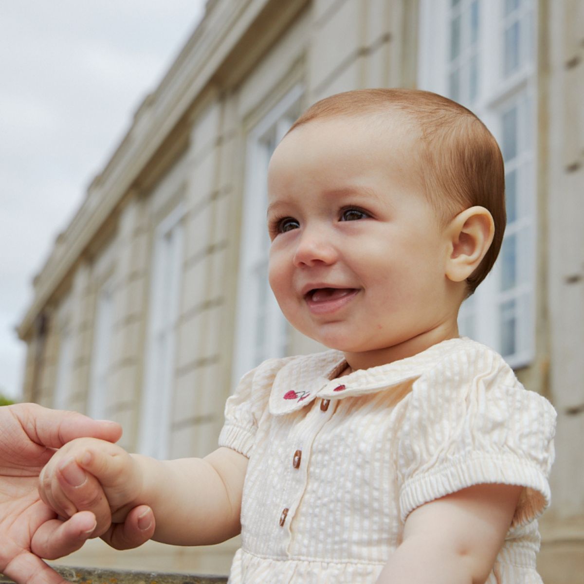 Het Copenhagen Colors seersucker rompertje in de kleur dusty rose cream stripe berry is misschien wel het meest schattige babypakje dat jij ooit hebt gezien. In dit pakje steelt jouw kleintje alle harten! VanZus.