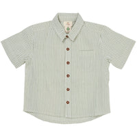 Het Copenhagen Colors seersucker shirt in de kleur green cream stripe is een prachtige blouse met korte mouwen. Het shirt is gemaakt van biologisch katoen, perfect voor warme zomerdagen. VanZus.